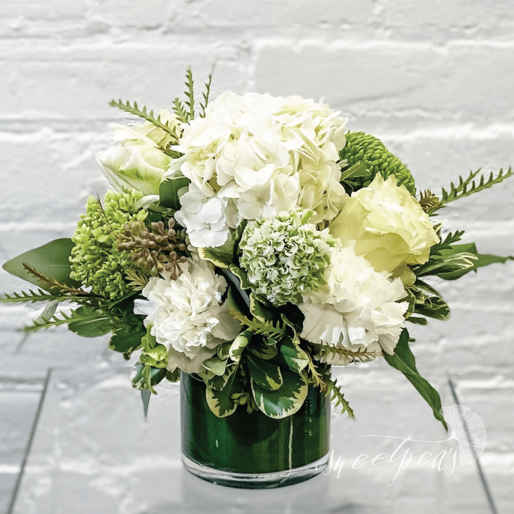New York Contemporary, White - Floral Arrangement (Modest) New York Contemporary, White - Floral Arrangement (Modest)